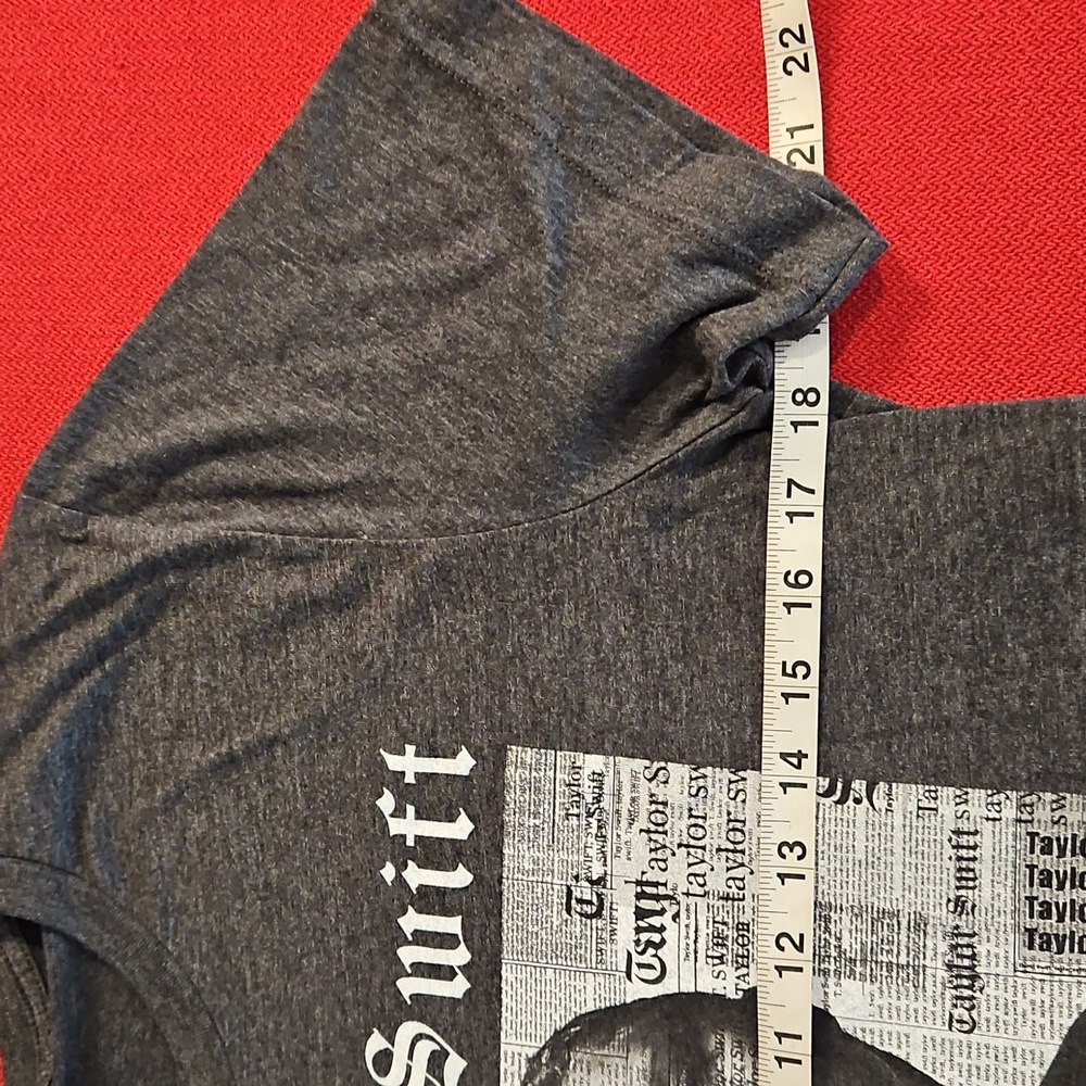 Taylor Swift  gray short sleeve graphic concert tee Med. REPUTATION tour dates - Picture 5 of 9